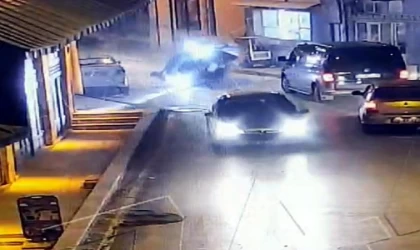 Takla atıp, çay ocağının camekanına çarpan otomobilin sürücüsü yaralandı; kaza anı kamerada (2)