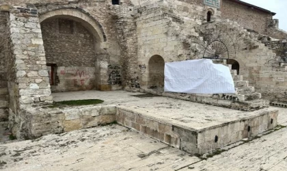 Tarihi medresedeki sprey boyalı yazılar, branda ile kapatıldı