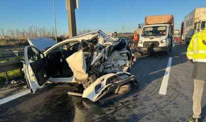 TEMde panelvanla çarpışan otomobil kağıt gibi ezildi : 2 yaralı