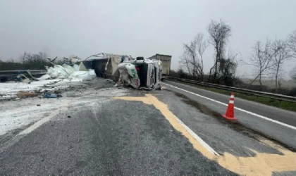 TIR devrildi; Anadolu Otoyolu’nun bir bölümü kapandı
