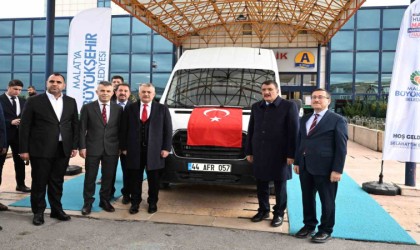 Turgut Özal Tıp Merkezine araç hediyesi