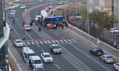 Tutuklu yakınlarından cezaevi aracı ve polis midibüsüne taşlı, tekmeli saldırı