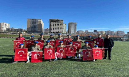U-16 Ligi maçında futbolcular sahaya kamuflaj ile çıktı