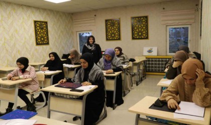 Üniversite öğrencileri görme engelliler için Braille yazı sistemini öğreniyor