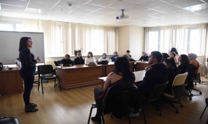 Üniversite öğrencilerine etkili iletişim yöntemleri anlatıldı