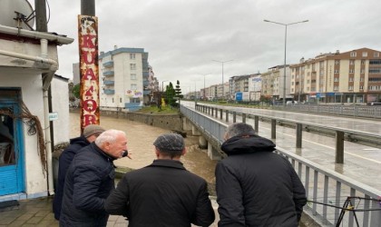 Vali İlhami Aktaş, taşkın olan yerlerde incelemelerde bulundu