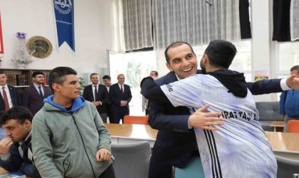 Vali Taşolardan engelli Kuran kursu öğrencilerine moral ziyareti