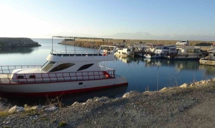 Van Gölünde sular çekilince, balıkçı tekneleri limanda mahsur kaldı