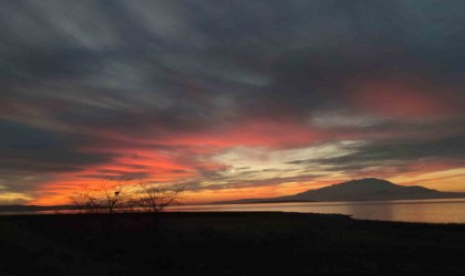 Vanda gökyüzü kızıla boyandı