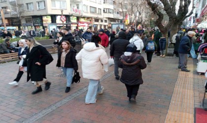 Vatandaşlar yılbaşında çarşıya akın etti