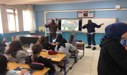 Yabancı öğrenciler liseli gençlere ülkelerini tanıttı