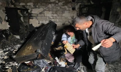 Yanan evlerinde, 3’ünü de SMA’dan kaybettikleri çocuklarının fotoğraflarını aradılar