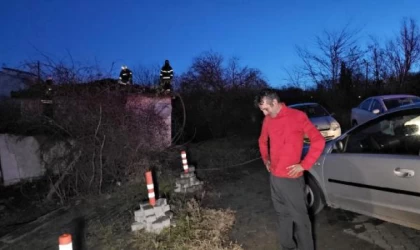 Yangından son anda kurtuldu, evin yanışını gözyaşlarıyla izledi