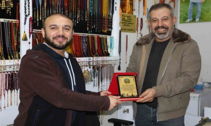 Yaptığı örnek davranışla gündeme gelen tespihciye DİKOdan plaket