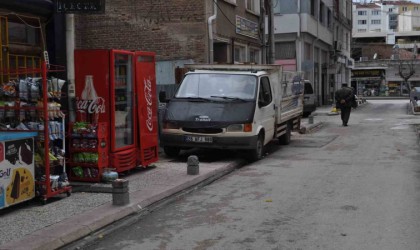 Yaya kaldırımları araçlar tarafından işgal ediliyor