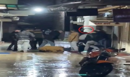 Yerdeyken tekmeleyip kemerle dövdüler: Dehşet anları kamerada