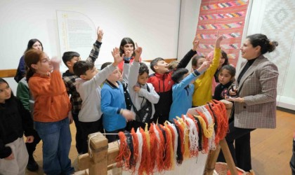 Yerli Malı Haftasında minik öğrenciler halı dokudu