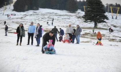Yılbaşı hazırlıklarının tamamlandığı Uludağ’da tek eksik kar