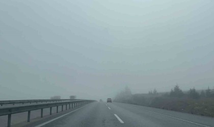 Yoğun sis yollardaki görüş mesafesini azalttı