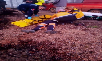 Yola devrilen elektrik direğine çarpan motosikletin sürücüsü yaralandı