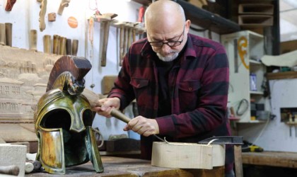 35 metrekarelik atölyede ürettiği ahşapları Avrupaya satıyor