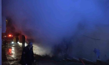 4 katlı binanın bodrum katında çıkan yangın itfaiye ekiplerince söndürüldü
