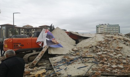 5 katlı bina tek dokunuşta çöktü, kepçe operatörü yaralandı