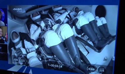 Adalet Bakanı Yılmaz Tunç, Alper Gezeravcının uzay yolcuğunu Bursalı çocuklarla izledi