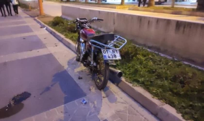 Adana’da, beton bariyere çarpan motosikletteki 2 kişi yaralandı