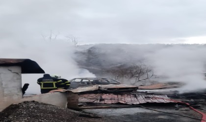 Ahşap ev ve otomobil küle döndü