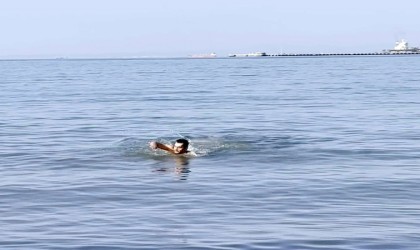 Akdenizin serin sularında Ocak güneşinin tadını çıkardı