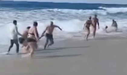 Alanya’da boğulma tehlikesi geçiren 2 turistin kurtarılması kamerada