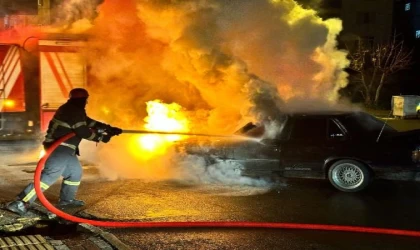 Alev alan otomobilde yanmaktan son anda kurtuldular