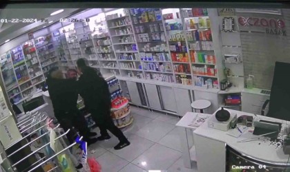 Amasyada nöbetçi eczanede bıçaklı saldırı: O anlar kamerada
