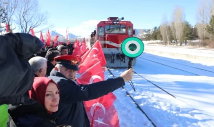 Ankara’dan gelen Sarıkamış Ekspresi’ni Bakan Aşkın Bak karşıladı