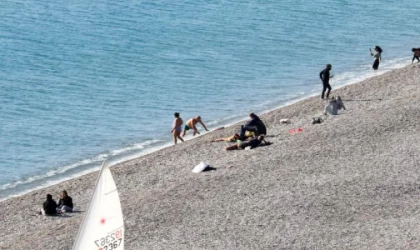 Antalya’da ocak ayı ortasında denize girdiler