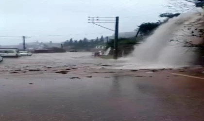 Antalya’da yağmur ve fırtına hayatı olumsuz etkiledi