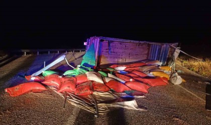 Antayada yem yüklü kamyon yan yattı: 1i ağır 3 yaralı