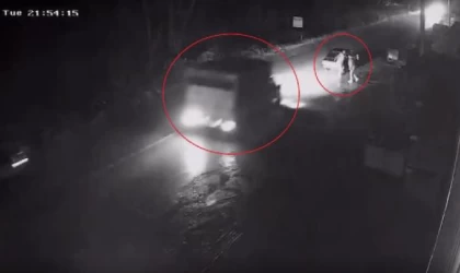 Arıza yapan otomobillerine çarpan kamyonetin altında kalmaktan son anda kurtuldular