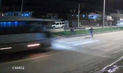 Arkadaşıyla şakalaşırken yola çıkan çocuk minibüsün çarpmasıyla öldü; kaza anı kamerada