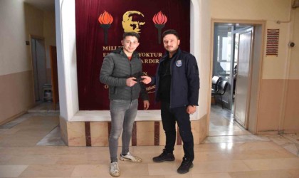 ATMde unutulan para ve düşürülen cüzdan sahiplerine teslim edildi