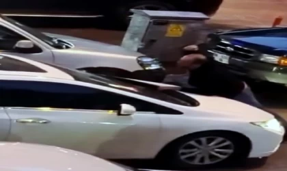 Ayrılmak isteyen sevgilisine sokak ortasında saldırdı, otomobilinin camını yumruklayıp kırdı