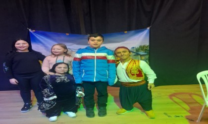 Ayvalıkta engelli oyuncular minik yürekleri fethetti