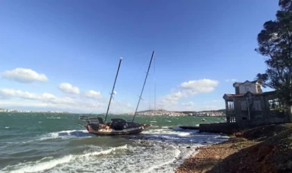 Ayvalık’ta fırtına; yelkenli tekne karaya oturdu