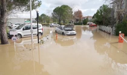 Ayvalıkta hasar tespit ve su tahliye çalışmaları sürüyor