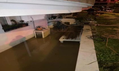 Ayvalık’ta sağanak; evleri su bastı, yollar dereye döndü