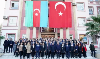 Bakan Tekin, Bakü Türk Anadolu Lisesi’ni ziyaret etti