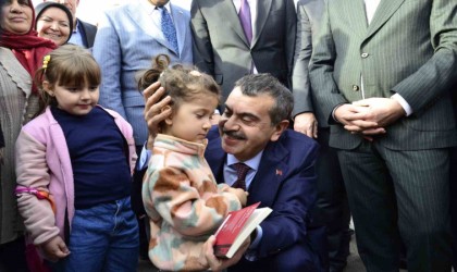 Bakan Tekin: Tatilde çocuklarımızın yanında dijital bağımlılıklarımızdan vazgeçelim, onlarla vakit geçirelim