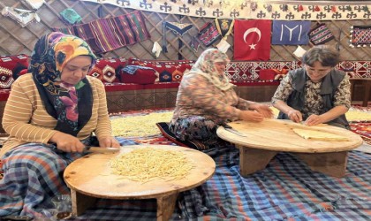 Balıkesirde Ramazan sofraları için kadınların erişte mesaisi başladı