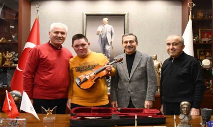 Başkan Ataç, Çınarın keman hayalini gerçekleştirdi